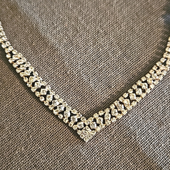 Formal classy necklace collar length crystals rhinestones V shape adjustable - Picture 6 of 8